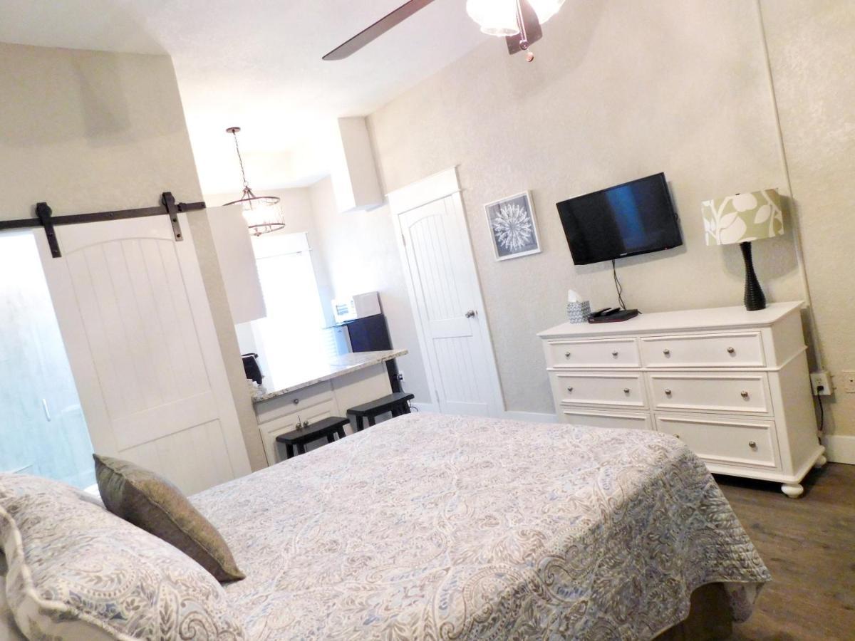 Budget Friendly Condo Within Walking Distance To The Beach! 굴프 쇼어스 외부 사진