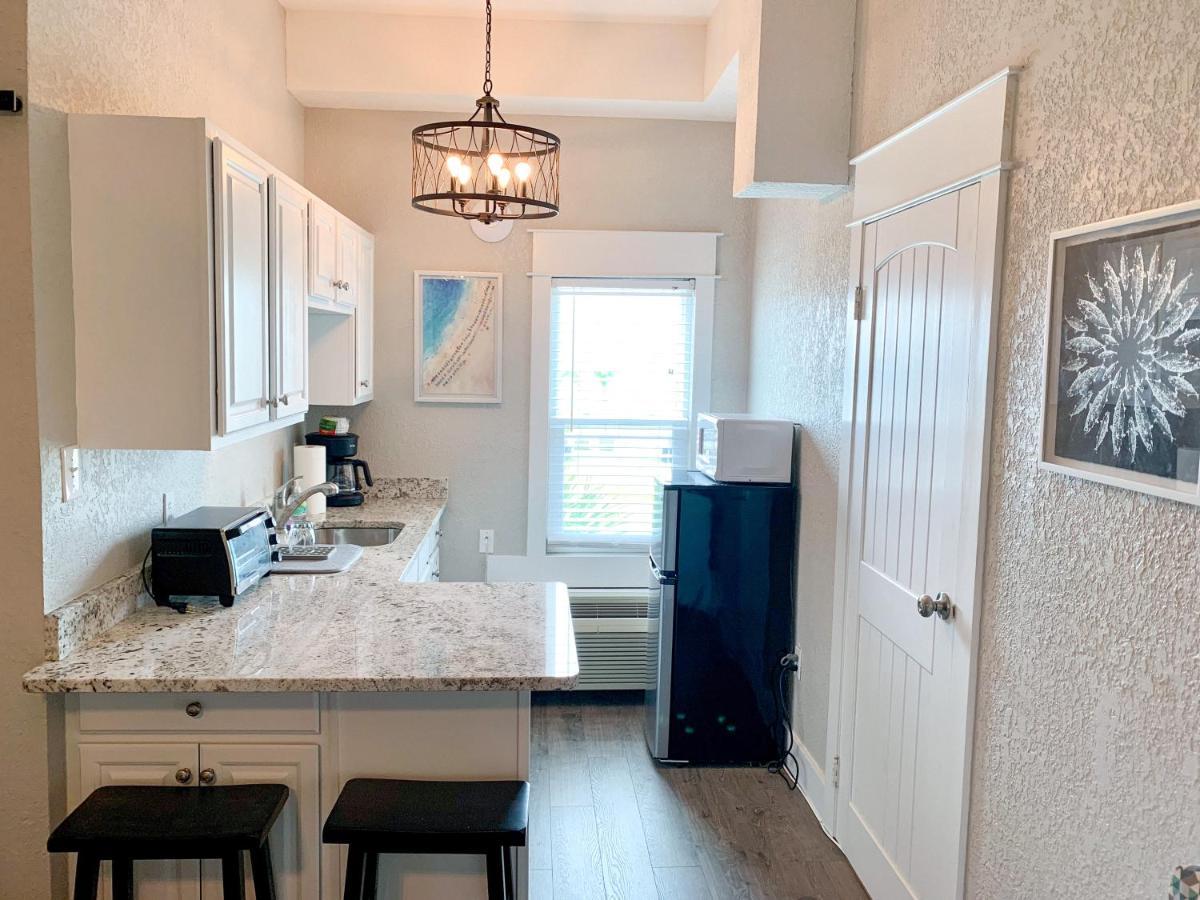Budget Friendly Condo Within Walking Distance To The Beach! 굴프 쇼어스 외부 사진
